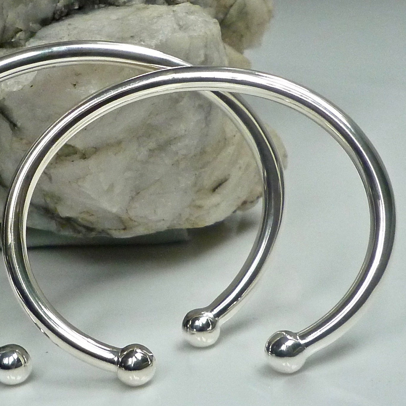 Silver torque bracelet best sale ladies